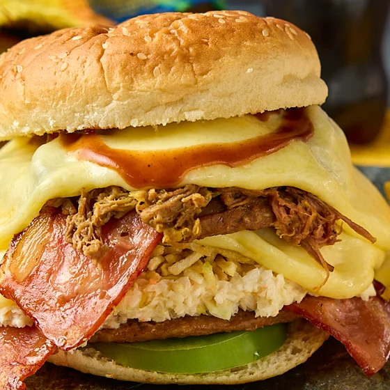 Hamburguesa con queso derretido y tocineta
