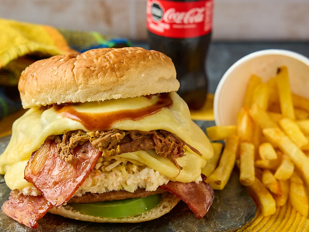 Combo de Los Super: hamburguesa con queso derretido, papas a la francesa y bebida