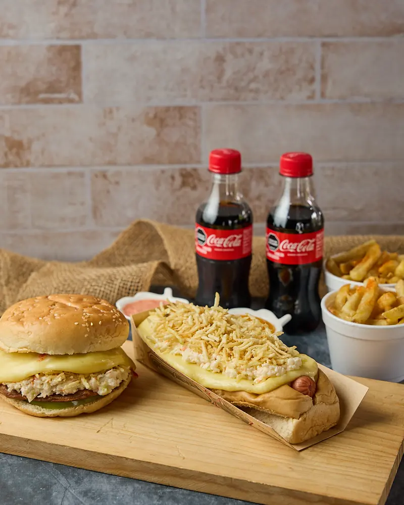 Mesa de Los Super con hamburguesas, perros y papas para compartir