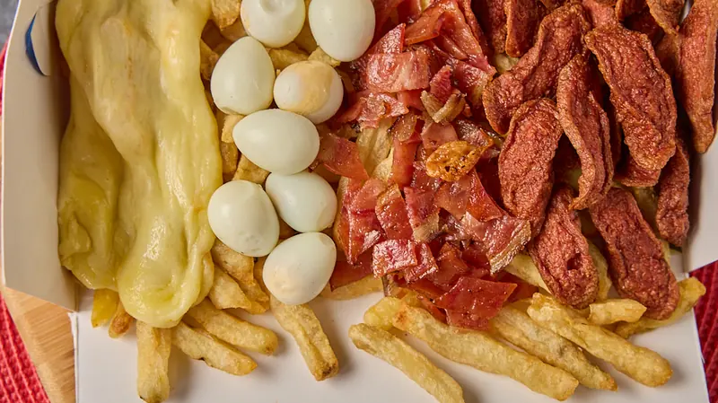 Bandeja con papas, tocineta y queso fundido para compartir
