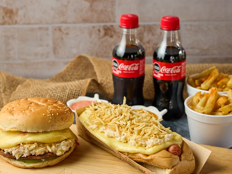 Combazo pa' 2 de Los Super: hamburguesa, perro, papas y dos gaseosas
