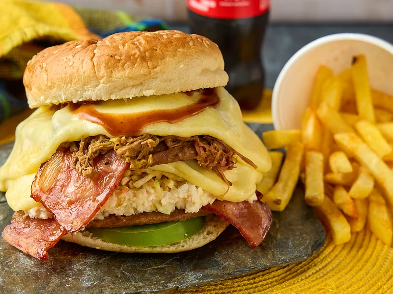 Hamburguesa especial de Los Super con papas y bebida